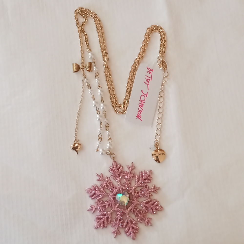 Betsey Johnson ✨ sparkle ✨ Pink Snowflake necklace ❄️